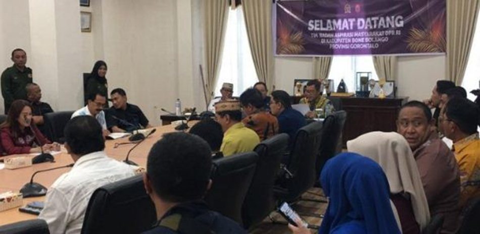 Ahmad Heryawan bersama Tim Badan Aspirasi Masyarakat (BAM) DPR RI saat  berkunjung ke Kabupaten Bone Bolango dalam rangka menindaklanjuti  peningkatan akses jalan di Kecamatan Pinogu.(F:Kmfo)