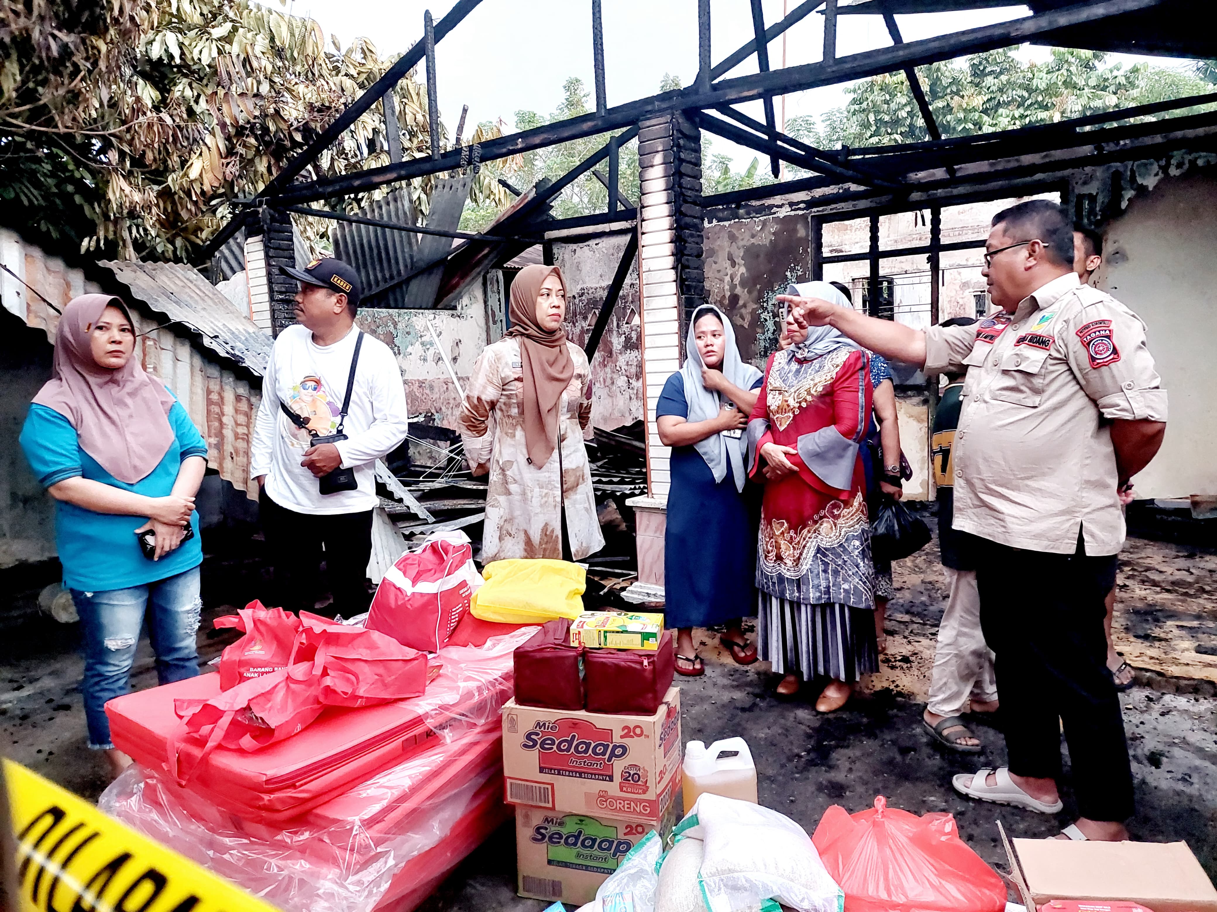 Dinas Sosial Provinsi Gorontalo berkolaborasi dengan Bonebol berikan bantuan pangan kepada korban rumah kebakaran