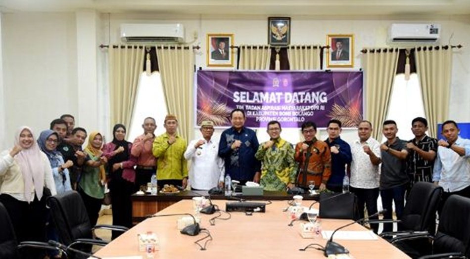 Usai pertemuan foto bersama Gubernur dan Bupati Bone Bolango bersama BAM DPR RI di Kantor Bupati Bone Bolango.(Foto : Kmfo)