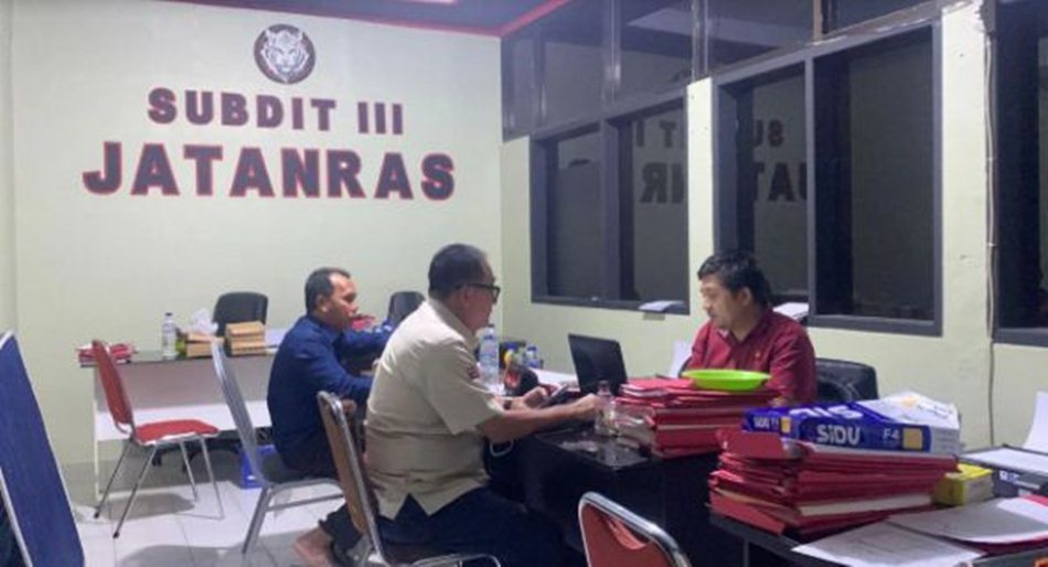 Anggota DPRD Gorontalo Mikson Yapanto  saat melapor di Polda Gorontalo.(F:Hms-Pol)
