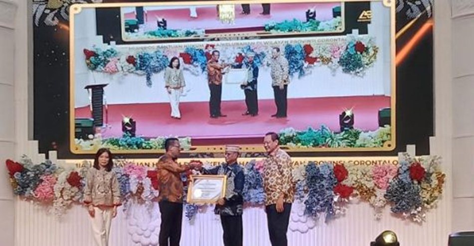 Bupati Ismet Mile didampingi Gubernur Gusnar Ismail saat menerima piagam penghargaan   dari Menteri Hukum RI, Supratman Andi Agtas di Azlea Convention Center, Kota Gorontalo (F.Sandi/Diskominfo