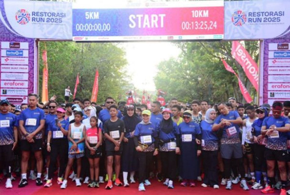 Run Restorasi diikuti  2.167 pelari mengikuti event ini, termasuk bintang film Nirina Zubir dan suaminya, Ernest Fardiyan Syarif. (F:Ist)