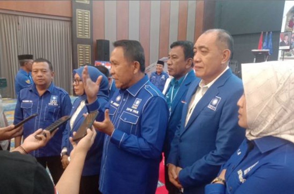 Ketua DPW  PAN Gorontalo, Anas Yusuf didampingi Sekretris DPW PAN Femy Udoki dan pengurus DPD baru terpilih saat konferensi pers.(F:Gpd)
