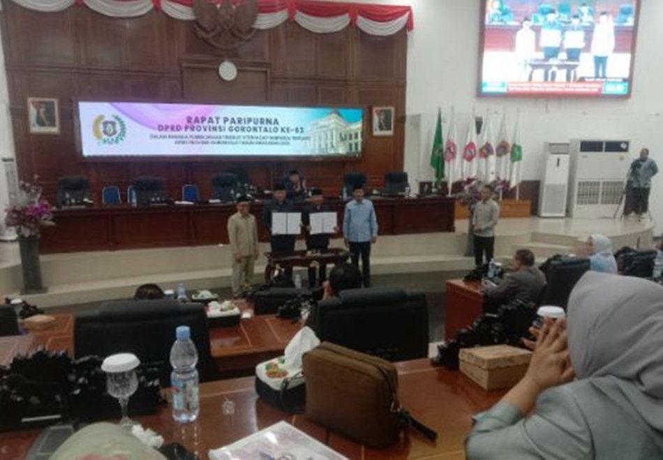 Pengesahan APBD 2026 ditandai dengan penandatanganan berita acara persetujuan oleh Gubernur Gusnar Ismail dan Ketua DPRD Idrus M.T Mopili..(F:Gpd)
