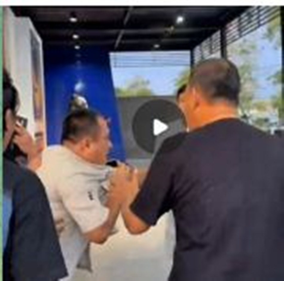 Tangkapan layar Video viral pengeroyokan Ketua Komisi II Deprov Gorontalo.(F:Ist)