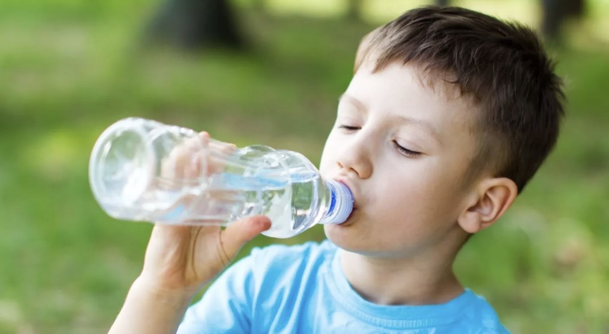 Ilustrasi orang tua wajib tahu jumlah air yang diperlukan tubuh anak agar tetap terhidrasi. (Health and Wellbeing Queensland)