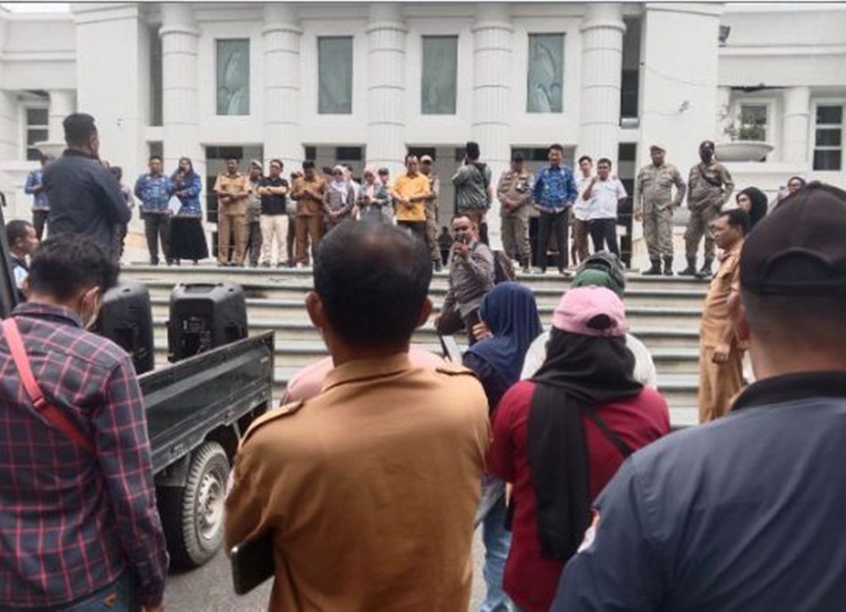 Demo aparat desa di Kantor DPED Provinsi Gorontalo (F:Gpd)