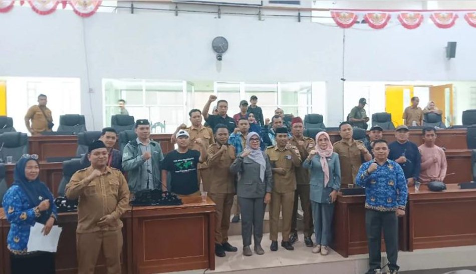 Aleg DPRD Provinsi Gorontalo Femmy Udoki bersama aparat desa (F:Ist)