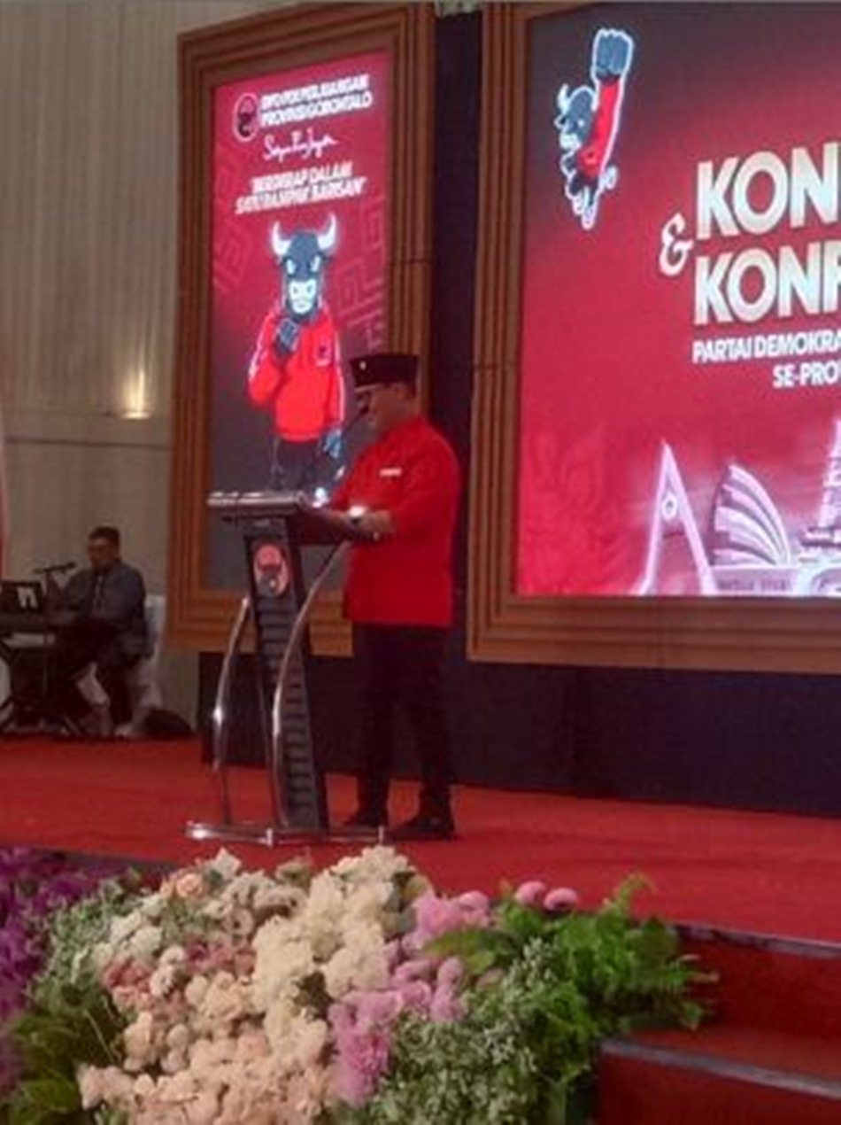 Ketua DPP Bidang Luar Negeri Ahmad Basarah membacakan keputusan DPP menujuk Laode Hamudin Ketua DPD PDIP Gorontalo.(F:Gpd)