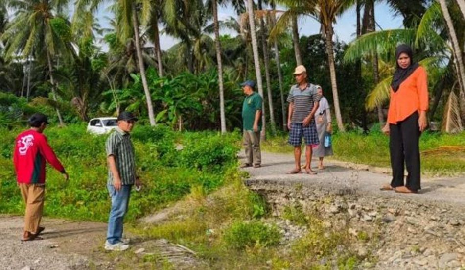 Anggota Komisi III DPRD Provinsi Gorontalo,  Syamsir Djafar Kyai meninjau DAS) Bilungala di Kecamatan Bonepantai .(F:humas)
