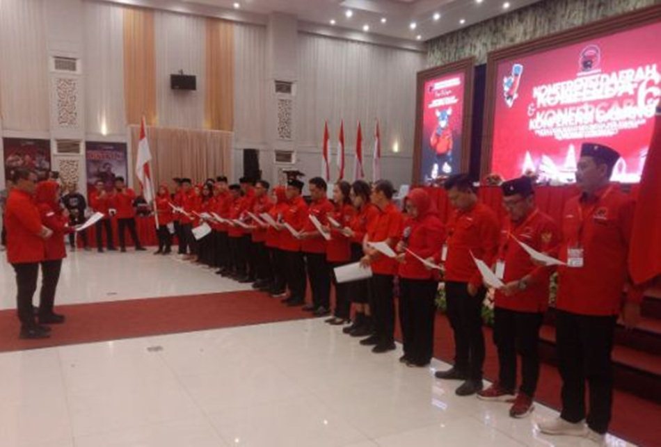 Pelantikan  Pengurus baru  dpd pdip Gorontalo yang dilakukan Puti Guntur Soekarno .(F:Gpd)