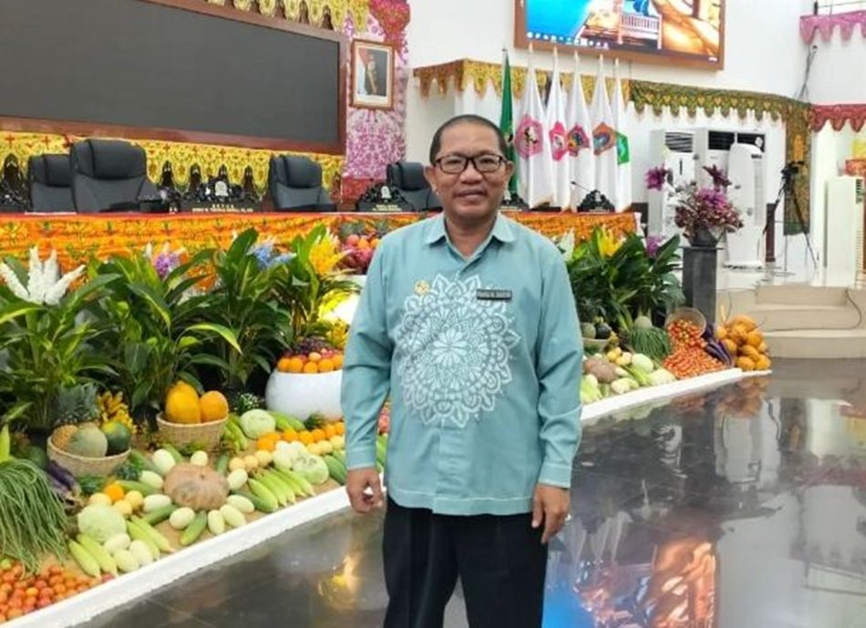 Ketua Panitia Pelaksana, Ismail Djafar, dengan latar ruang paripurna dihiasi berbagai hasil hortikultura.(F:hUmas)