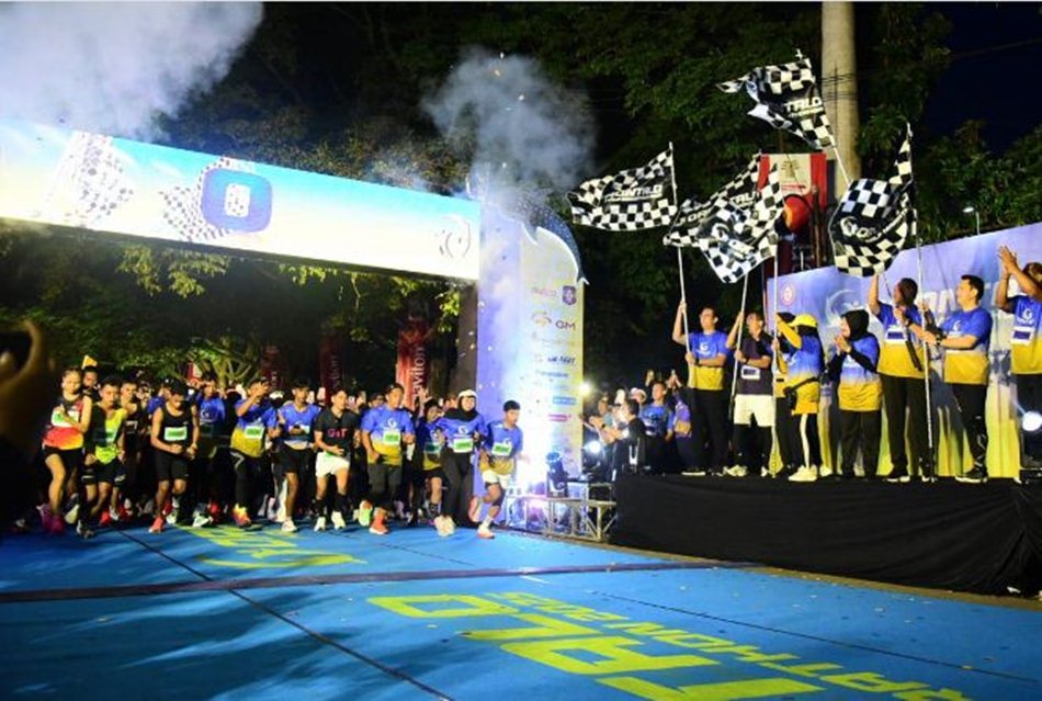 Warna biru seragam peserta mendominasi suasana pagi, menandai kemeriahan event lari terbesar kedua di Gorontalo.(F:Kmfo)
