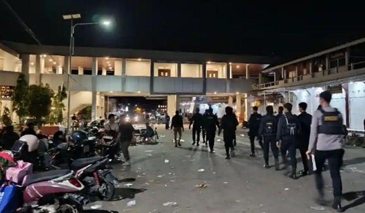 aparat kepolisian diterjunkan paska insiden ppenikaman di Pasar Sentral Kota Gorontalo.(F:Hms-Pol)