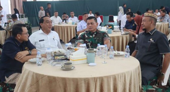 Anggota DPRD Provinsi Gorontalo, Hamzah Idrus, mewakili ketua lembaga itu dalam kegiatan sosialisasi.(F:Humas-Engki)