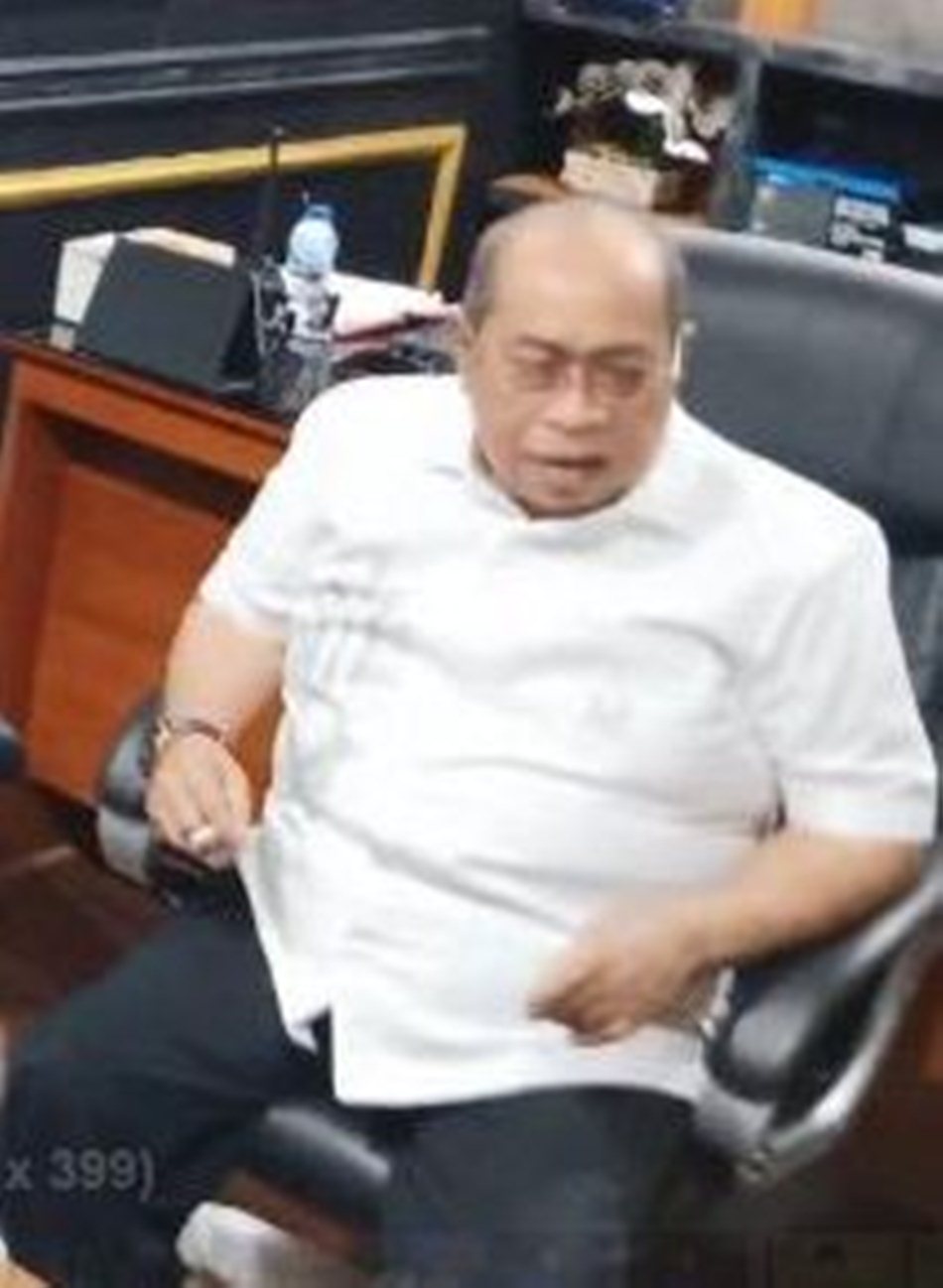 Walikota Gorontalo Adhan Dambea saat menuhi panggilan Polisi,(FIst)