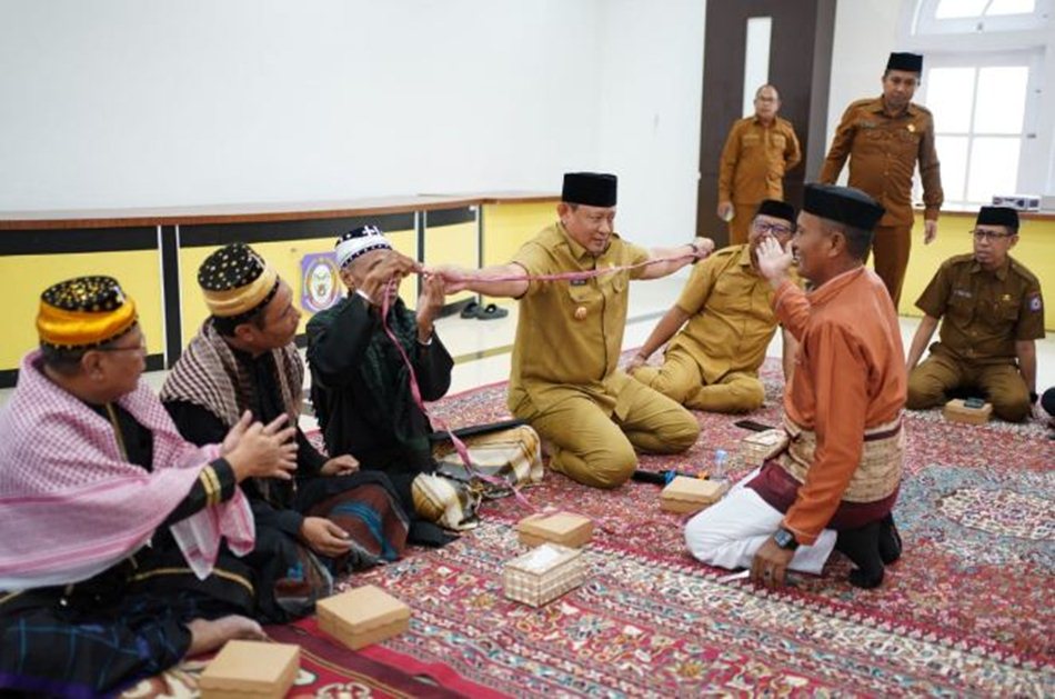 Ritual yang digelar di Rujab  Gubernur itu menjadi fondasi spiritual pembangunan masjid terbesar di provinsi Gorontalo.(F:Kmfo)