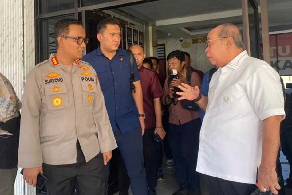 Wali Kota Gorontalo Adhan saat berada di Polresta Gorontalo.(F:ist)