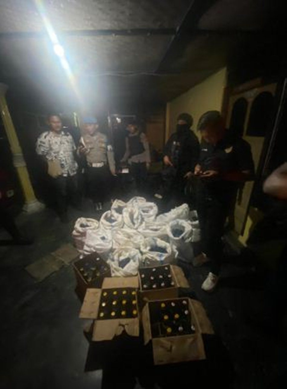 personel tidak hanya menyita ratusan botol miras, tetapi juga mengamankan 13 pemandu karaoke .(F:Hms-Pol)