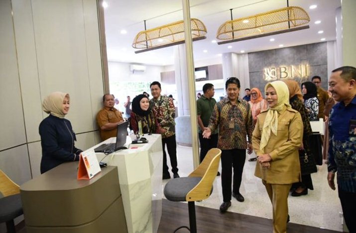 Idah Syahidah Rusli Habibie saat meresmikan  gedung baru BNI  Kantor Cabang Pembantu (KCP) Sudirman.(FKmfo)