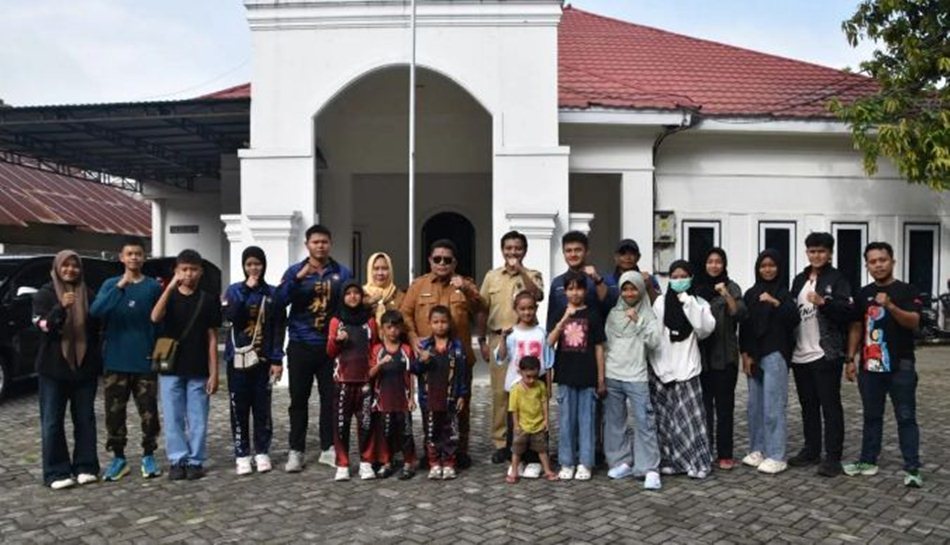 Sekretaris Daerah Kabupaten Gorontalo, Sugondo Makmur, secara resmi melepas 24 atlet taekwondo yang akan mewakili daerah pada kejuaraan tingkat nasional.(F:Ist)