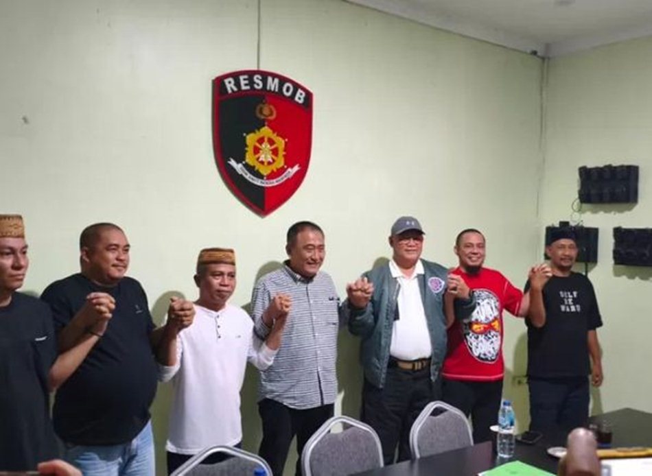 Mikson Yaponto selaku pelapor saat berdaamai dengan terlapor di POlda Gorontalo.(FHms-Pol)