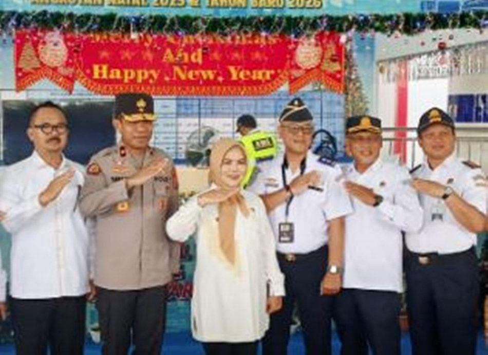Ketua DPRD Provinsi Gorontalo Thomas Mopili saat  Apel Gelar Pasukan sekaligus pembukaan Posko Terpadu Angkutan Udara dalam rangka pengamanan Nataru.(F