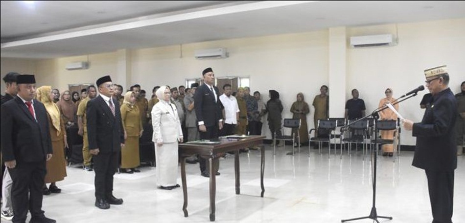 Pelantikan Pejabat Pimpinan Tinggi Pratama dipimpin langsung oleh Bupati Bone   Bolango, Ismet Mile didampingi Sekretaris Daerah Iwan Mustapa, di Ruang Lupa Lelah Kantor Bupati Bone Bolango. (F.AKP-