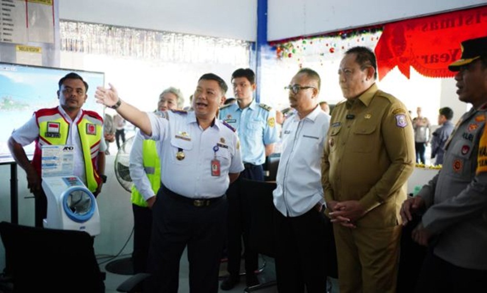 Gubernur Gorontalo, Gusnar Ismail bersama Forkopimda meninjau langsung posko terpadu di Terminal Isimu dan  Bandara Djalaluddin.(F:Ist)