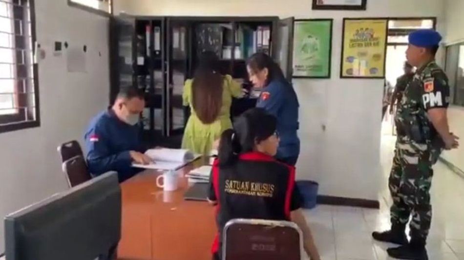 Tim penyidik Kejaksaan Tinggi Sulawesi Utara melakukan penggeledahan tambang emas milik PT Hakian Wellem Rumansi .(F:Penkum)
