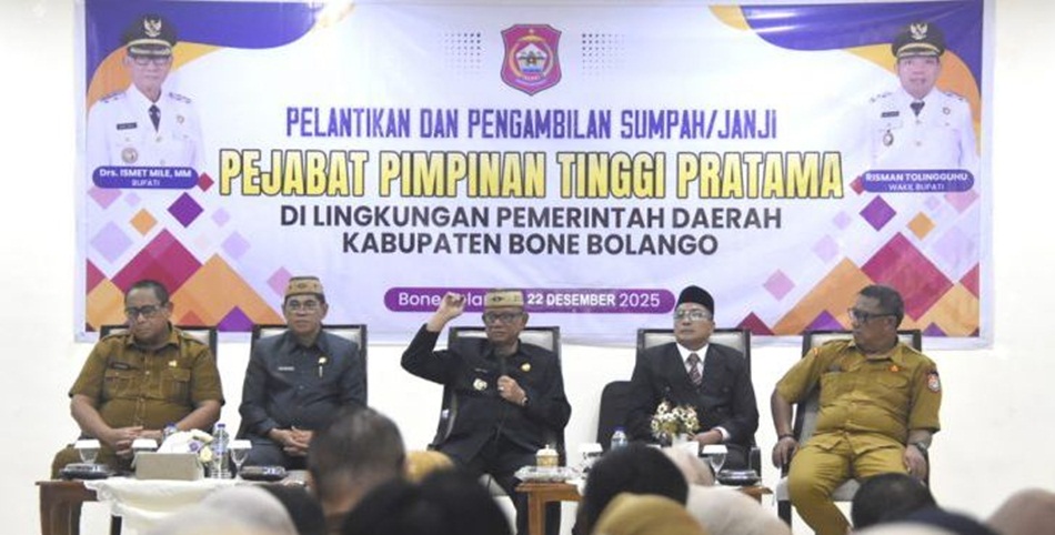 Bupati Bone Bolango, Ismet Mile saat memberikan arahan usai melantik Pejabat Pimpinan Tinggi Pratama di lingkungan Pemkab Bone Bolango, di Ruang Lupa Lelah Kantor Bupati. (F.AKP-Diskominfo)