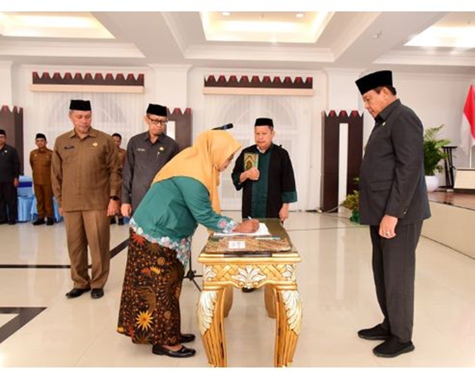 Pejabat Fungsional Ahli Madya menandatangani berita acara pada pelantikan di  aula rumah jabatan Gubernur Gorontalo. (Foto : Haris)