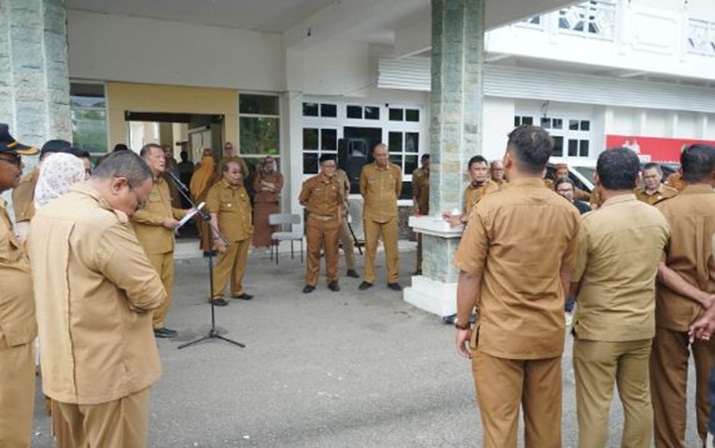 Walikota Adhan Dambea usai inspeksi mobnas pimpinan OPD.(F:Kmfo)