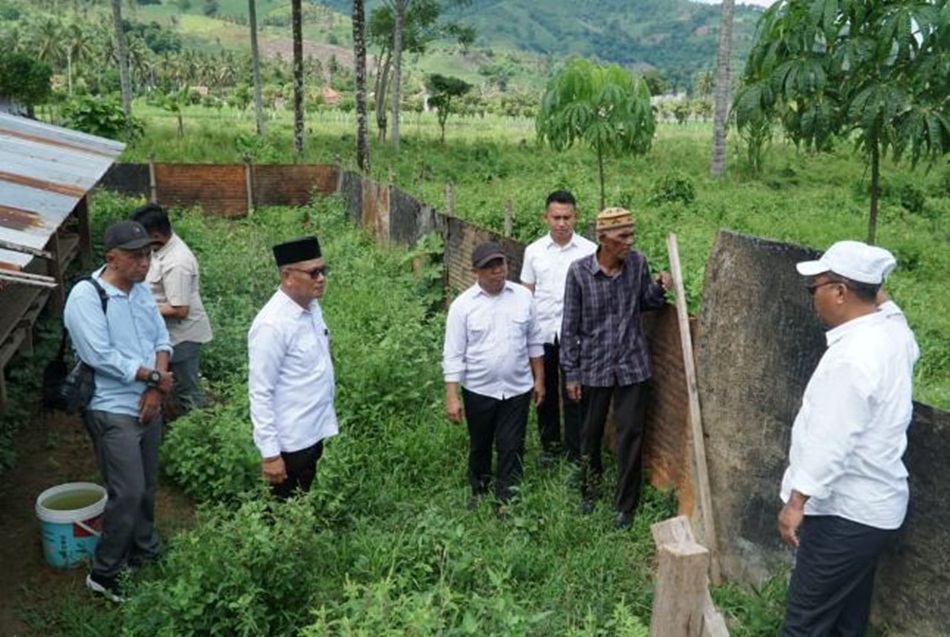 Bupati Gorontalo Utara Thariq Modanggu menjejakkan kaki di Kecamatan Gentuma Raya.(F:Kmfo)