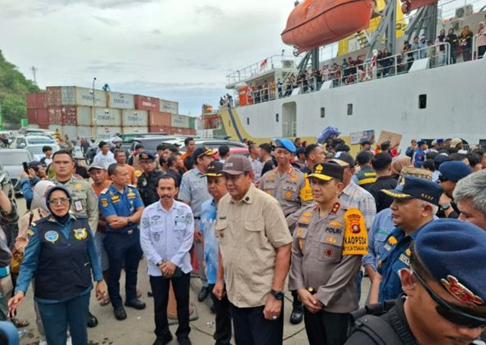 Rombongan Gubernur saat meninjau  Meninjau langsung arus penumpang transportasi laut menjelang libur Natal 2025 dan Tahun Baru 2026.(F:;ist)