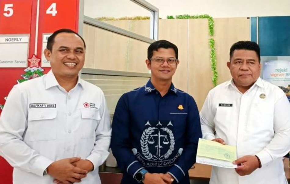 Sekretaris Daerah Kabupaten Gorontalo, Sugondo Makmur,  memberikan apresiasi kepada PMI Kabupaten Gorontalo dan Kejaksaan Negeri Kabupaten  Gorontalo.(F:Kmfo)