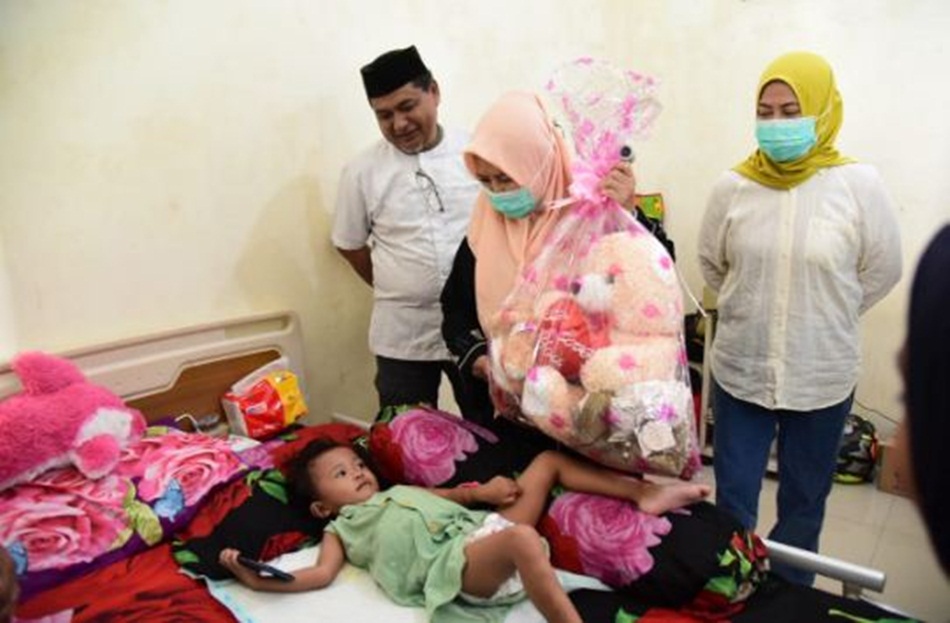 RSUD Toto Kabila melaksanakan operasi bedah anus perdana di Provinsi Gorontalo. Operasi   tersebut dilakukan terhadap dua pasien anak dengan kondisi lahir tanpa anus (atresia ani) (FKmfo)