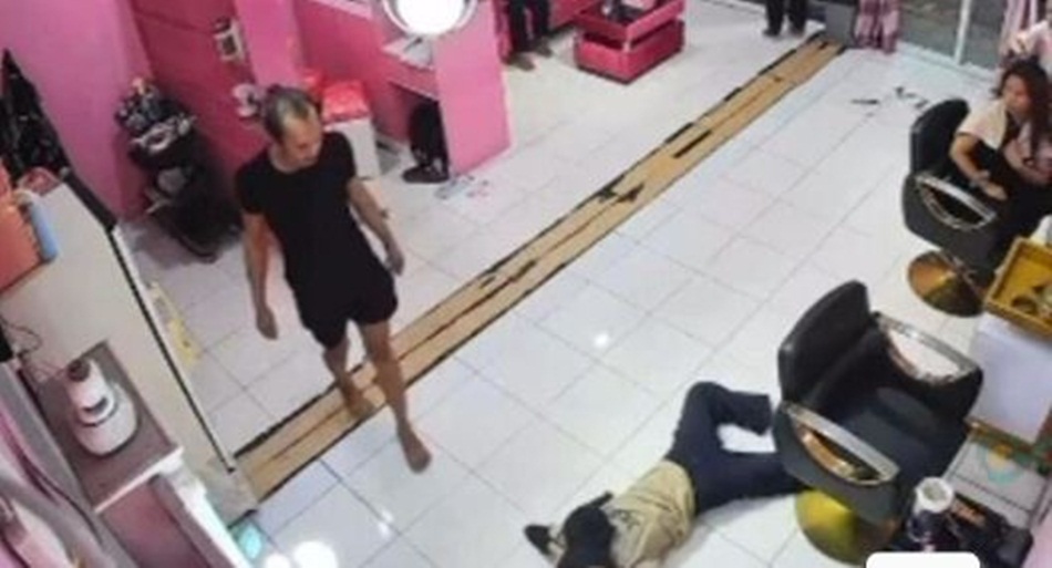 Seorang karyawati berinisial IT (24), yang bertugas sebagai kasir, mengaku menjadi korban penganiayaan oleh rekan kerjanya.Tangkapan layar Video)