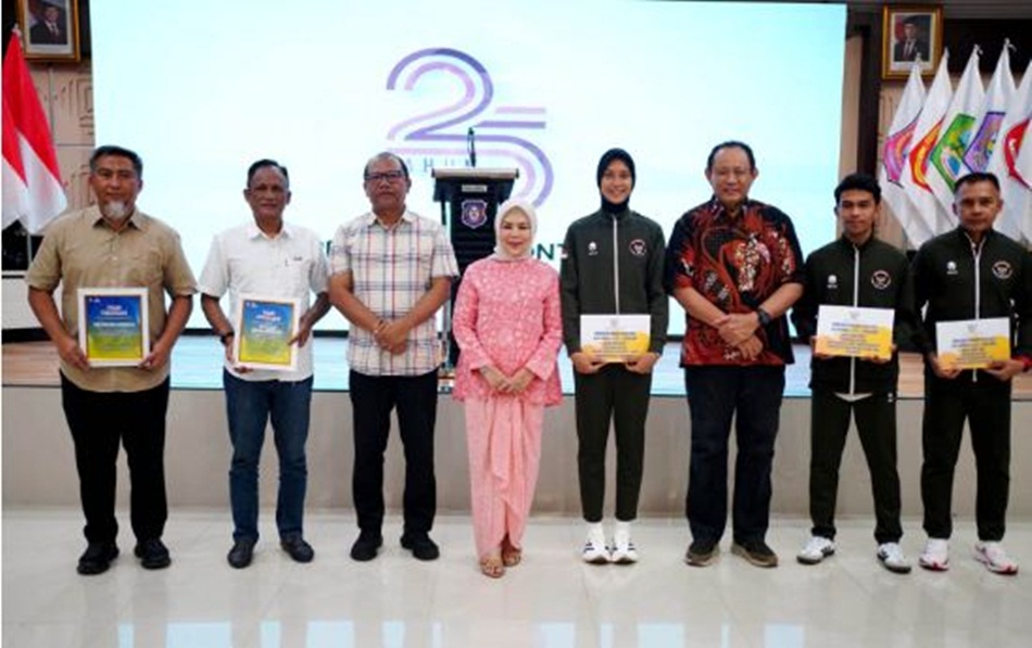 Foto bersama atlet peraih medali Sea Games 2025 usai penyerahan bonus oleh Gubernur   Gusnar Ismail dan Wagub Idah Syahidah Rusli Habibie di aula rumah jabatan Gubernur Gorontalo. (Foto : Timko)