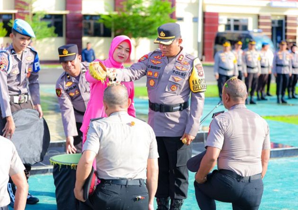 Upacara Korps Raport dipimpin langsung oleh Kapolres Pohuwato AKBP Busroni, S.IK., MH. selaku Inspektur Upacara.(F:Hms-Pol)