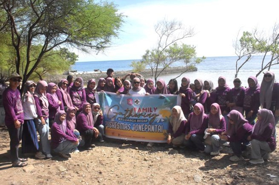 Puskesmas Bonepantai saat menggelar kegiatan family gathering mengakhiri tahun 2025,   di Objek Wisata Pantai Kurenai, Desa Botubarani, Kecamatan Kabila Bone, Kabupaten Bone Bolango. (F.AKP)