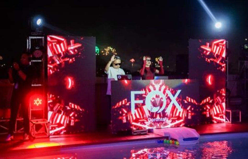 hotel Fox menyulap malam penutup 2025 menjadi pesta cahaya, musik, dan kehangatan keluarga yang berdenyut hingga detik pertama 2026.(F:ist)