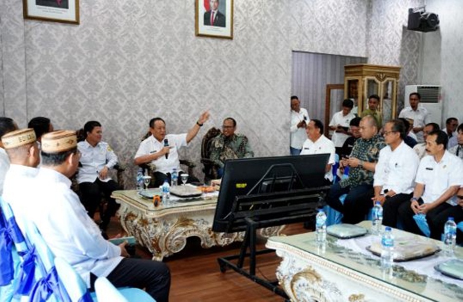 Direktur Kesehatan Hewan Kementerian Pertanian Hendra Wibawa  zoom meeting bersama Gubernur Gusnar Ismail dari Ruang VIP Bandara Lama Gorontalo.(F:Kmfo)