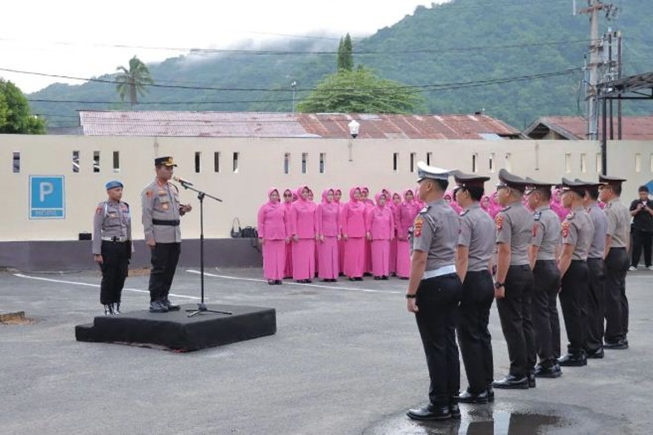 Sejumlah personel Polresta Gorontalo Kota resmi naik setingkat lebih tinggi, mencakup Perwira Menengah  (Pamen), Perwira Pertama (Pama), dan Bintara.(F:Hms-Pol)