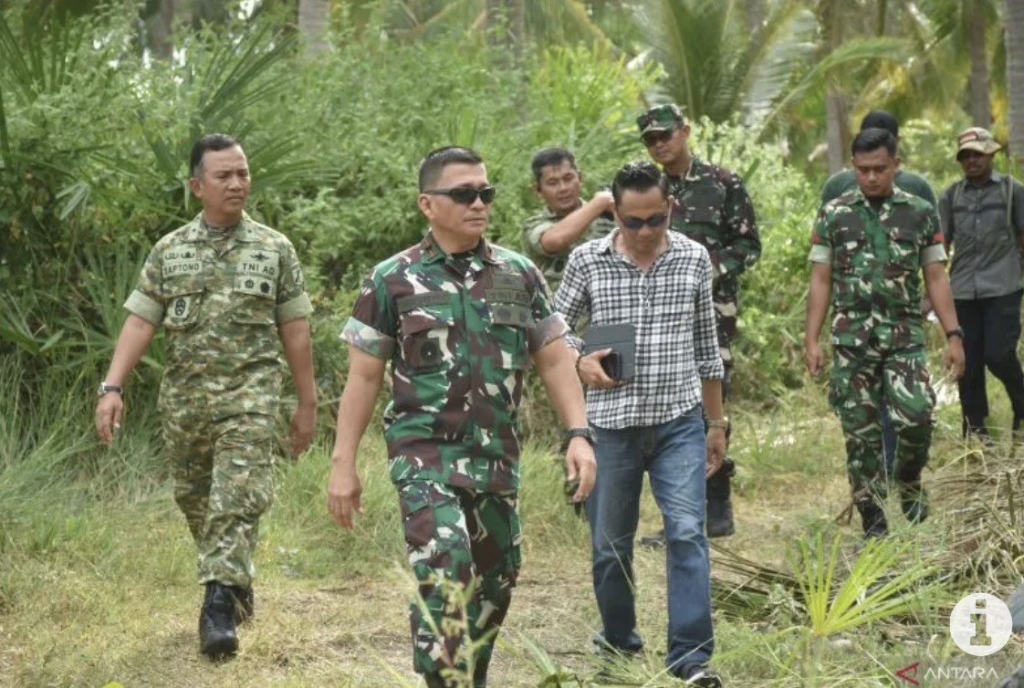 Komandan Korem 133/Nani Wartabone Brigjen TNI Hardo Sihotang bersama Kepala Kelompok Staf Ahli (Kapoksahli) Pangdam XIII/Merdeka Brigjen TNI Saptono