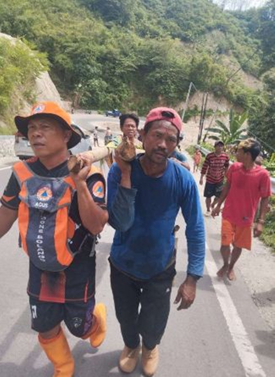 Evakuasi korban longsor di Olele (F:BPBD)