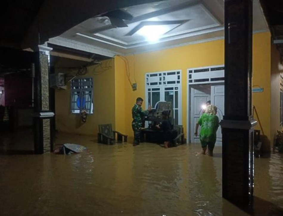 air meluap menggenangi rumah-rumah masyarakat yang ada di sekitaran Desa Tunggolo.(F:kodim)