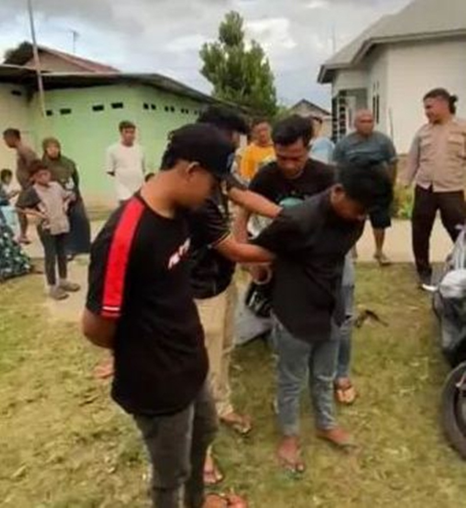 Pelaku penikaman di Desa Hulawa, Kecamatan Telaga saat ditangkap Polisi (F:Hms-Pol)