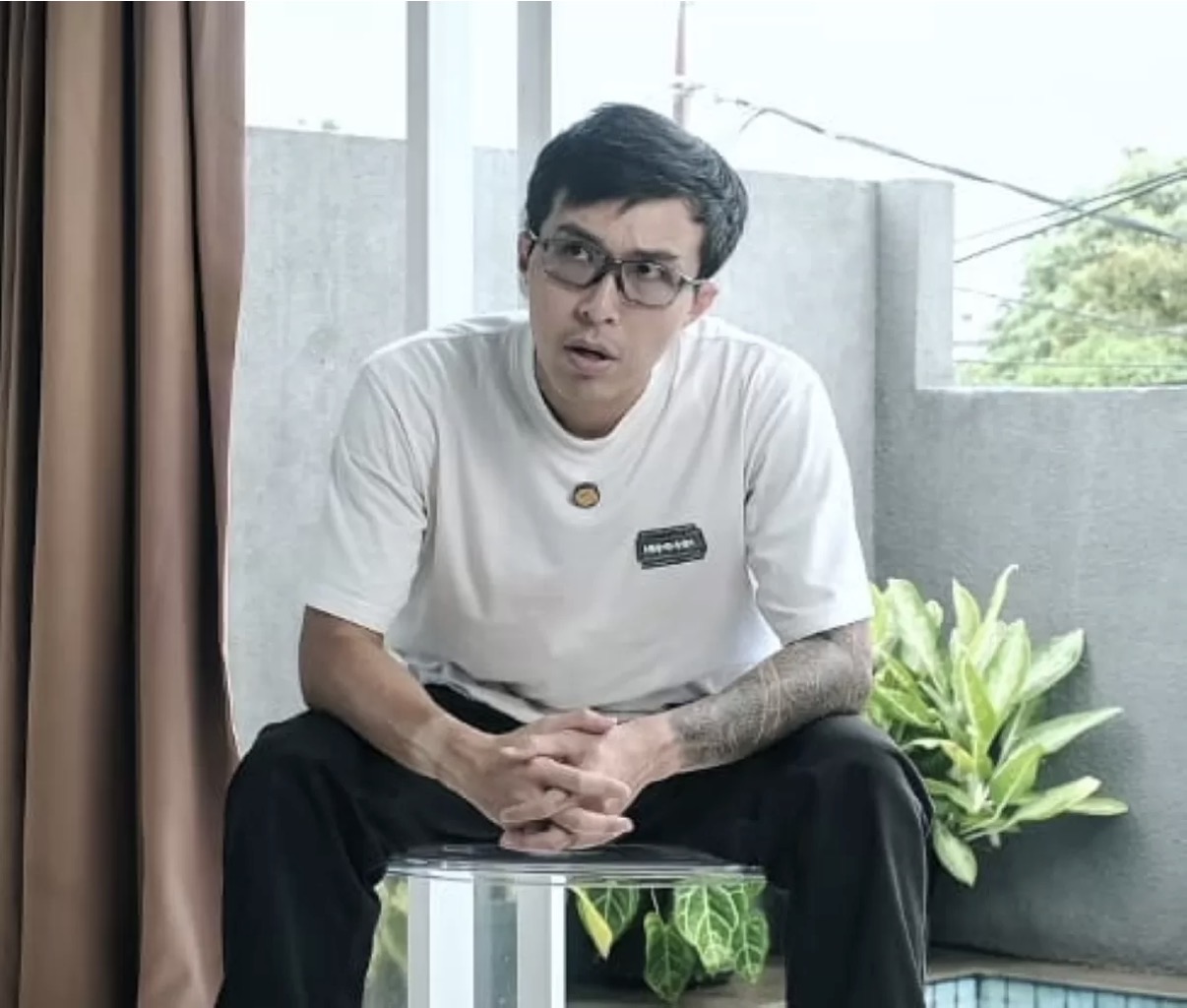 Dokter Tirta menyatakan merawat kesehatan kulit bisa dilakukan dengan merawat pakaian. (Instagram dr. Tirta)