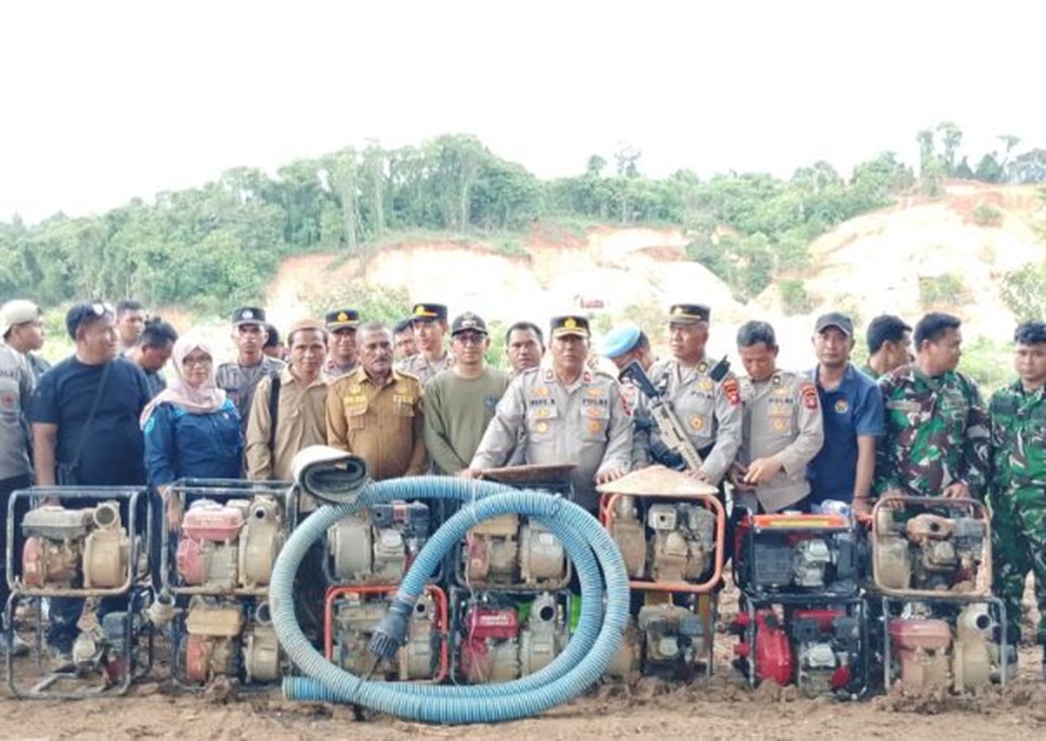 Kapolres Pohuwato, AKBP Busroni, turun langsung memimpin  operasi yang dimulai di Desa Teratai, Kecamatan Marisa.(F:Hms-Pol)